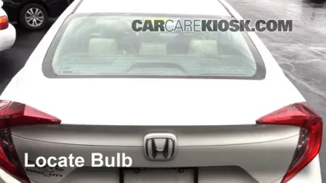 2016 Honda Civic LX 2.0L 4 Cyl. Sedan Éclairage Feu de freinage central (remplacer l'ampoule)